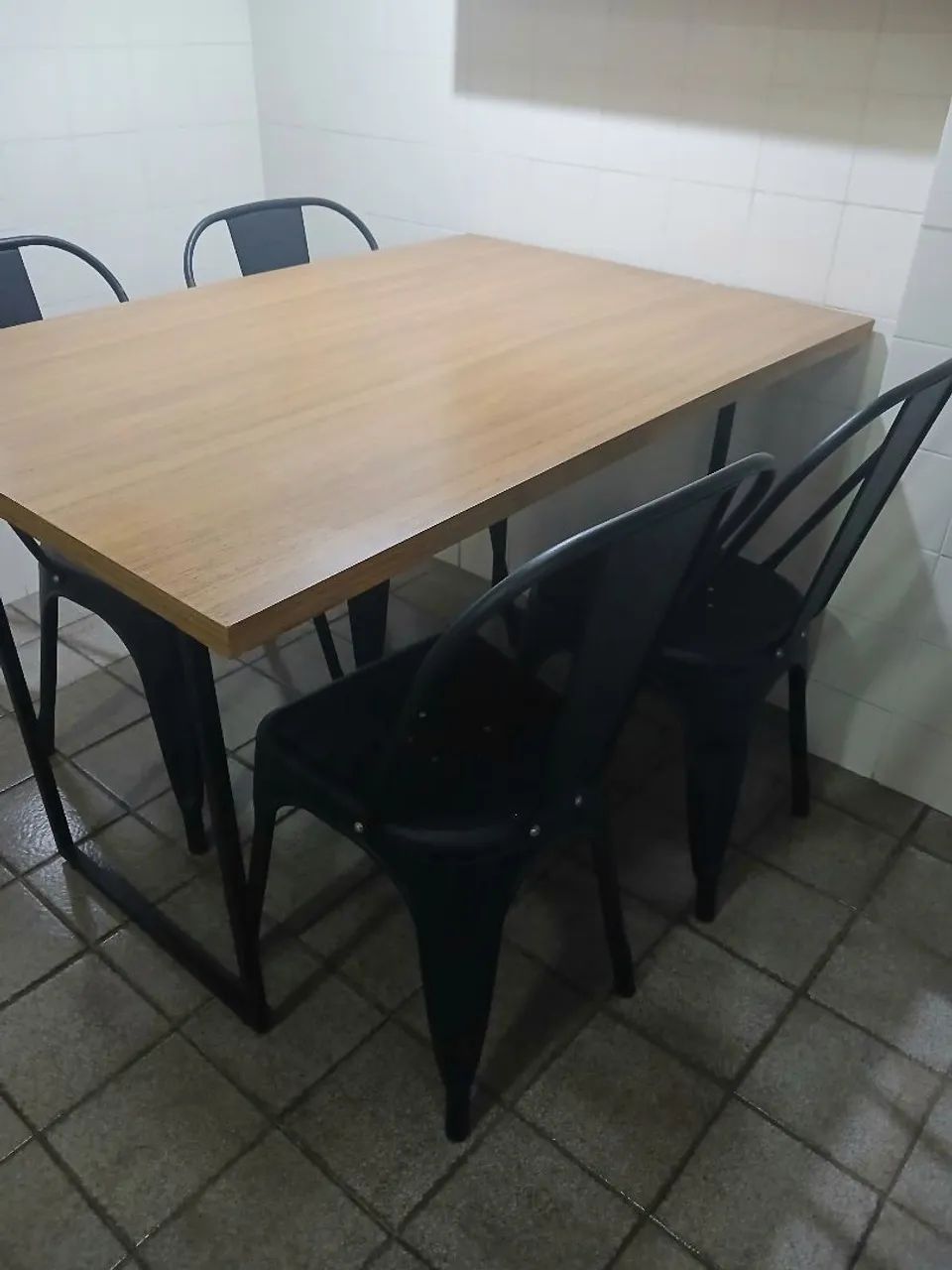 Mesa retangular com 4 cadeiras