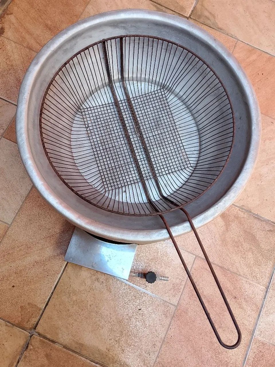 Fritadeira com tacho de aço e cesta 