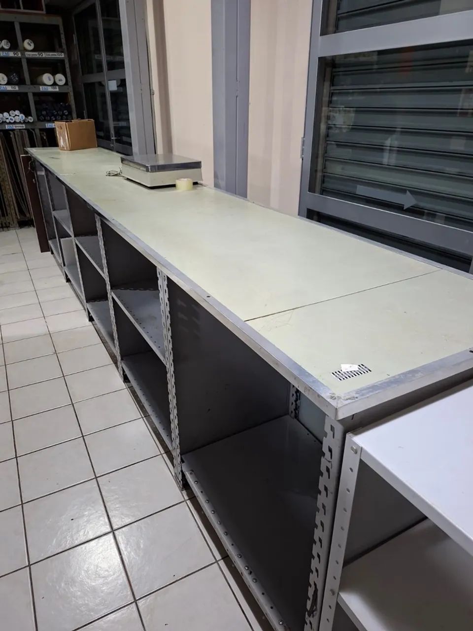 Balcão de Aço com Vitrine de Vidro 4,60 m - Foto 3