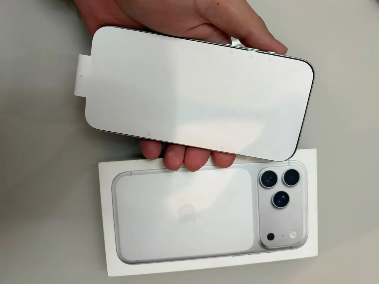 ? IPHONE 17 PRO MAX - SILVER (PRATA)