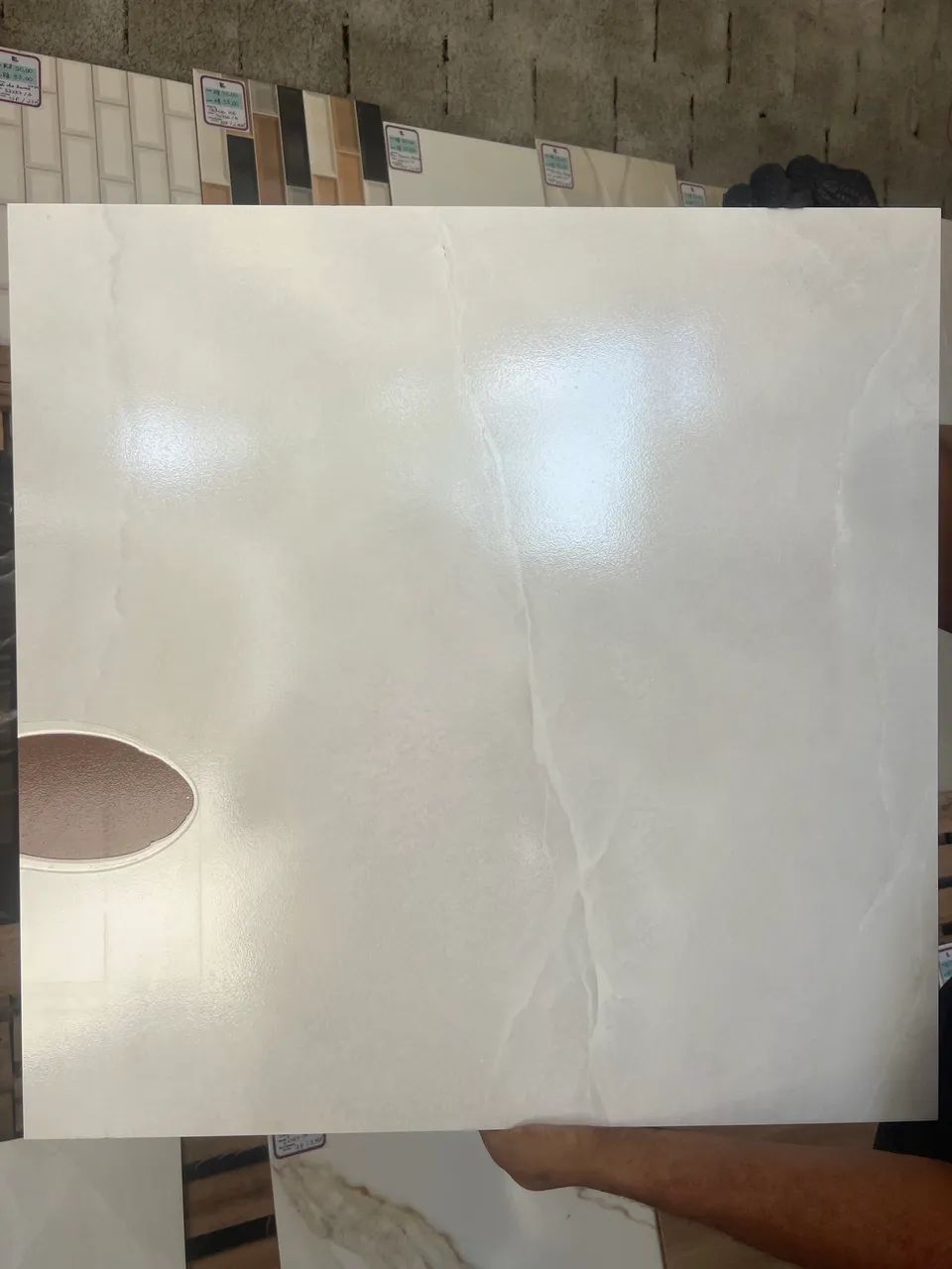 Cerâmica 67x67 tipoC (refugo) com defeito 19,99 - Foto 2
