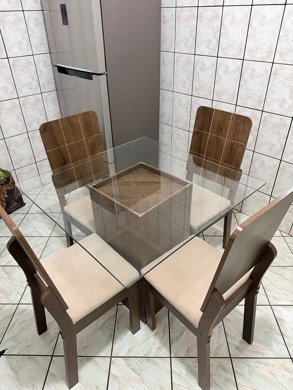 Mesa de vidro com 4 cadeiras em ótimo estado  - Foto 2