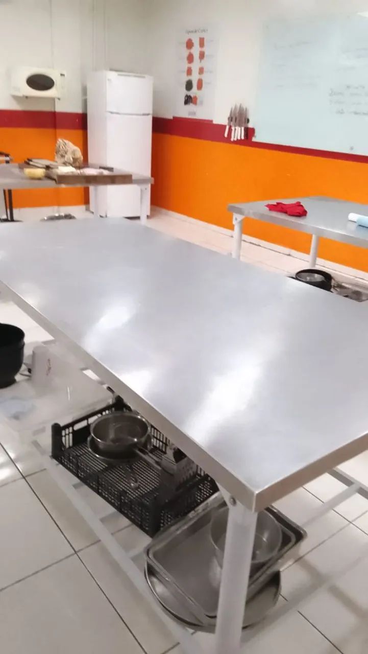 Bancada com prateleira nova em ótimo estado de uso 180x60.