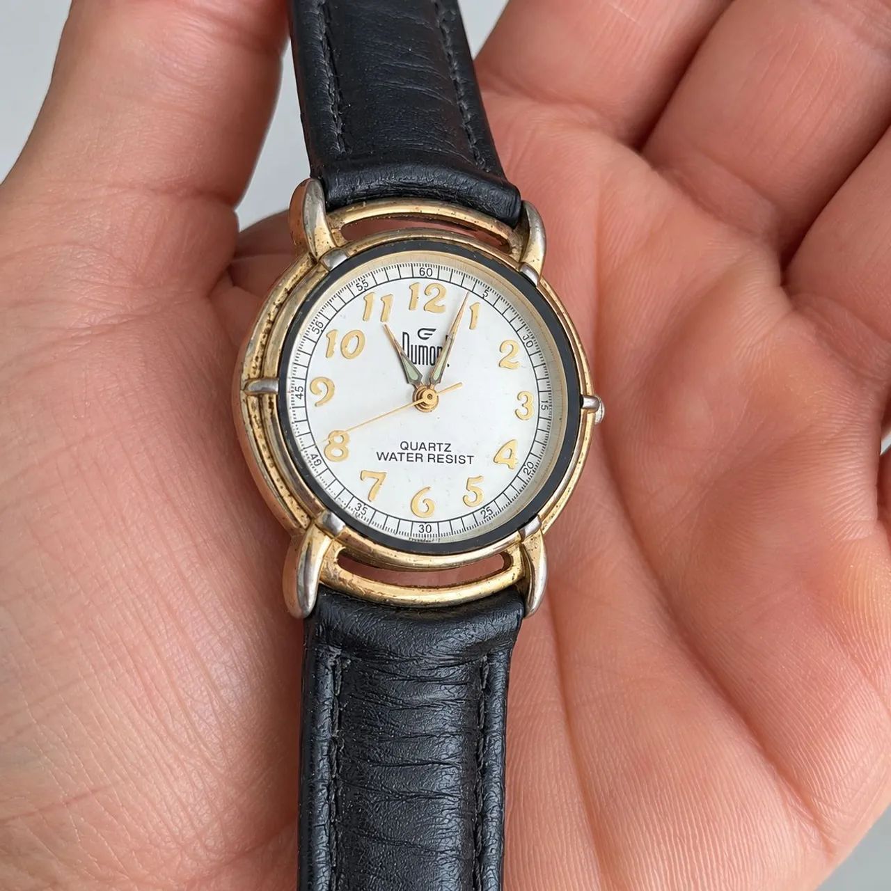 Relógio Dumont Quartz dourado com pulseira de couro preta - Foto 2