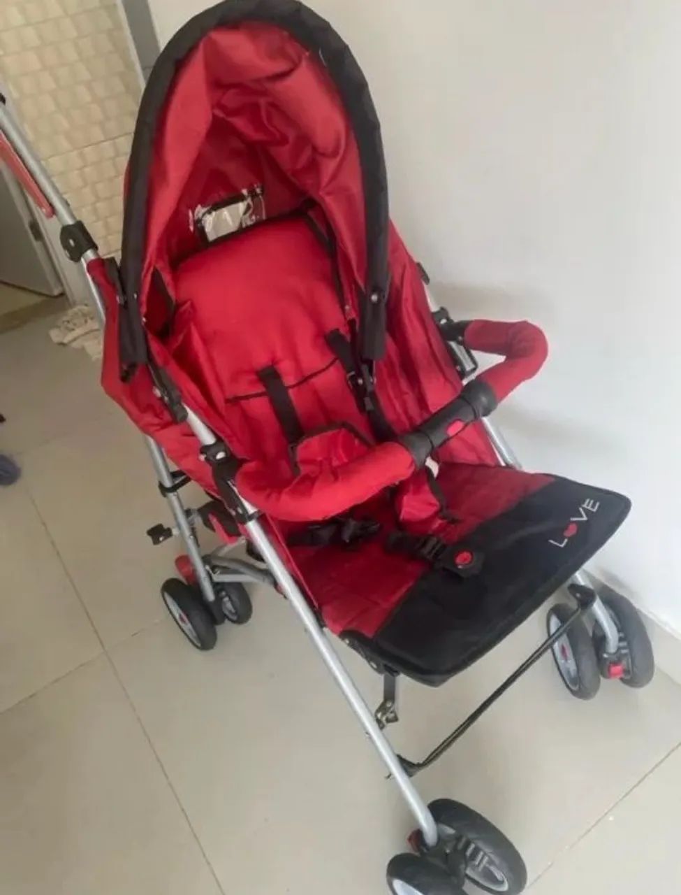 Carrinho de bebê modelo guarda-chuva