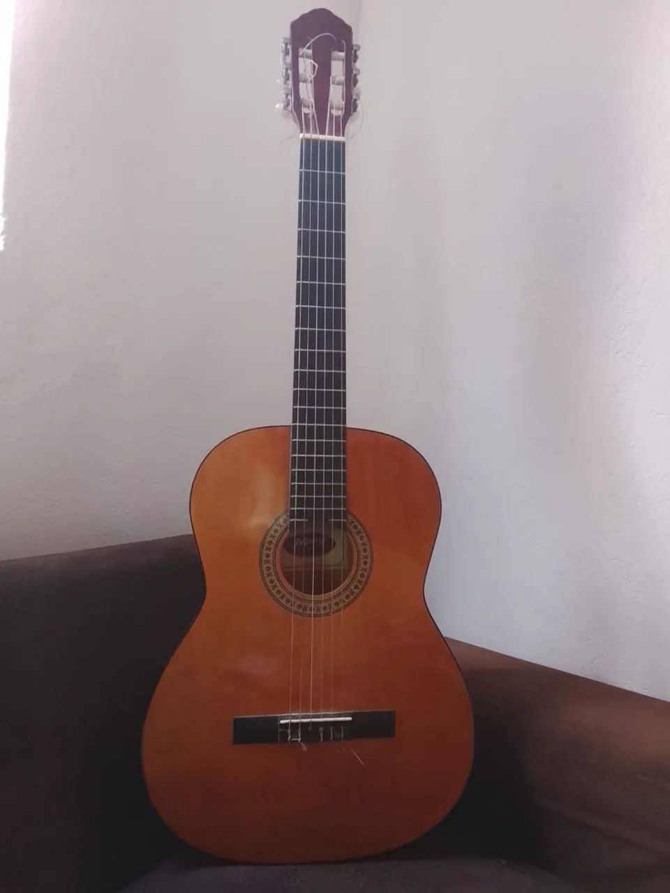 Um violão  - Foto 4