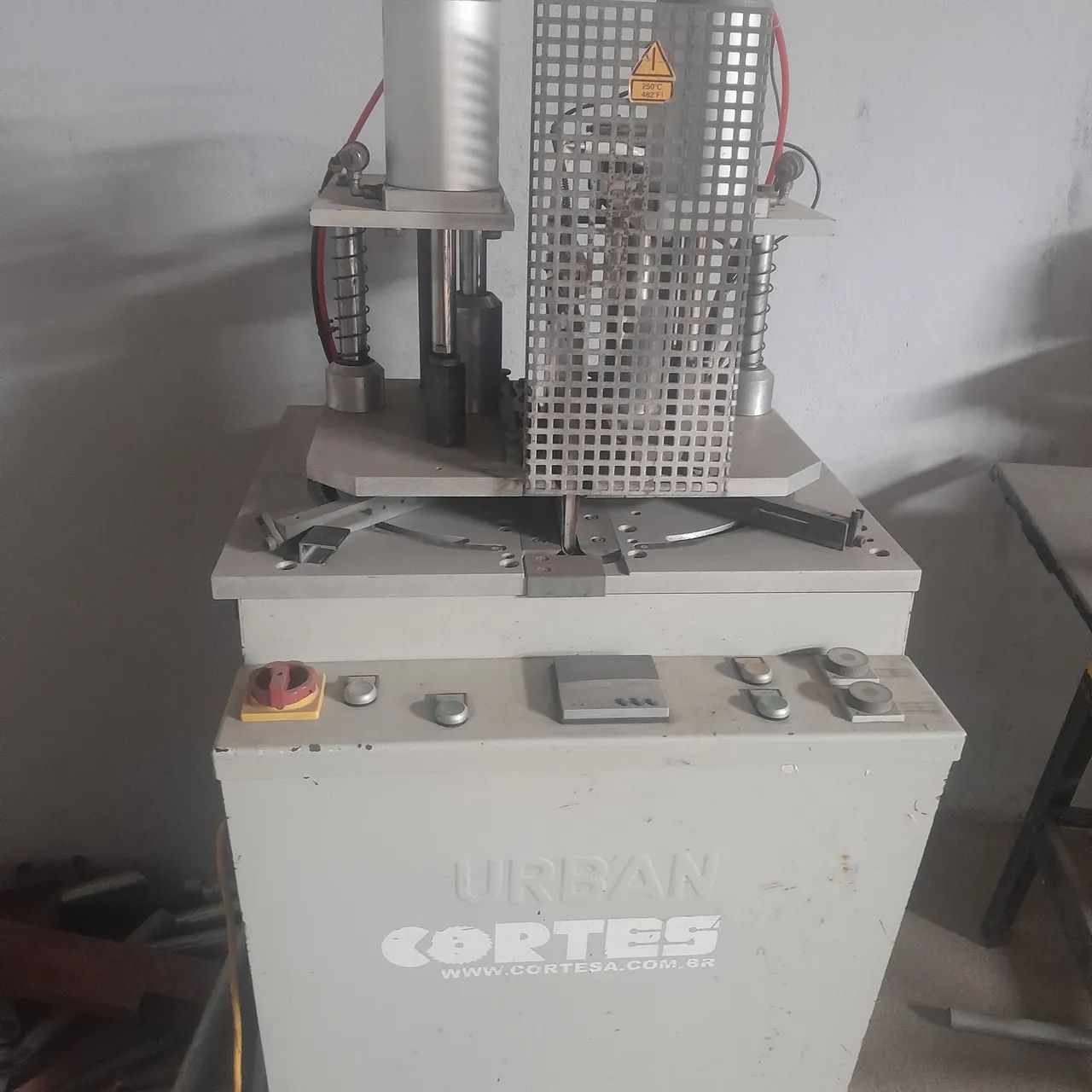 Termofusora e limpadora de uma cabeça para fábrica de esquadrias de pvc