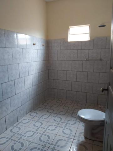 Alugo casa no cohatrac/ sendo 6 quartos e 3 banheiros - Foto 2