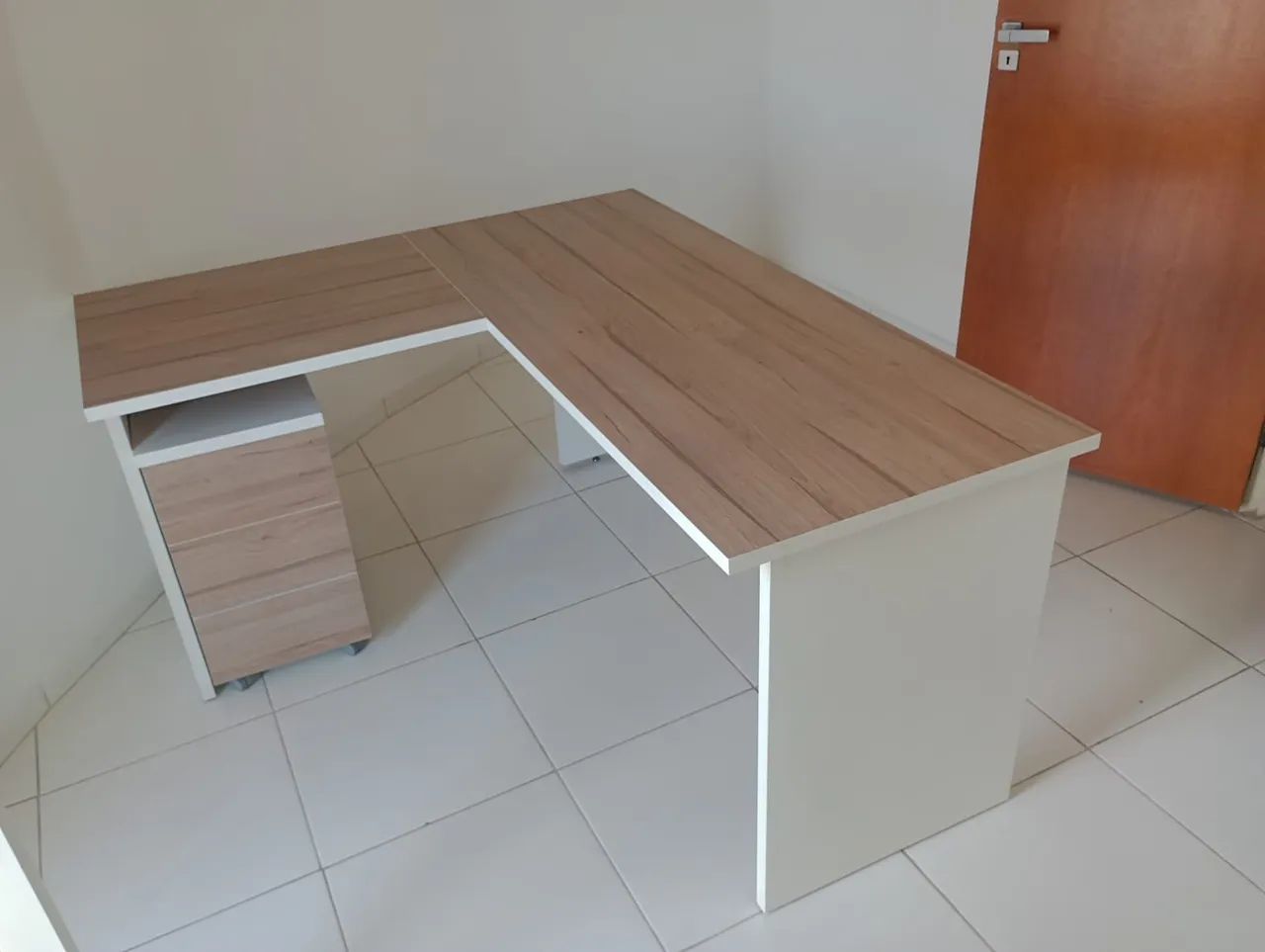 Mesa em L 2 partes amadeirada com base branca 
