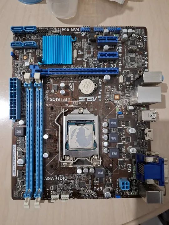 Placa mãe com processador i5 funcionando perfeito. Só a placa de rede que deve ter queimad