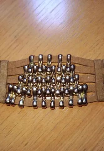 Bracelete de couro com berloques dourados - Foto 3