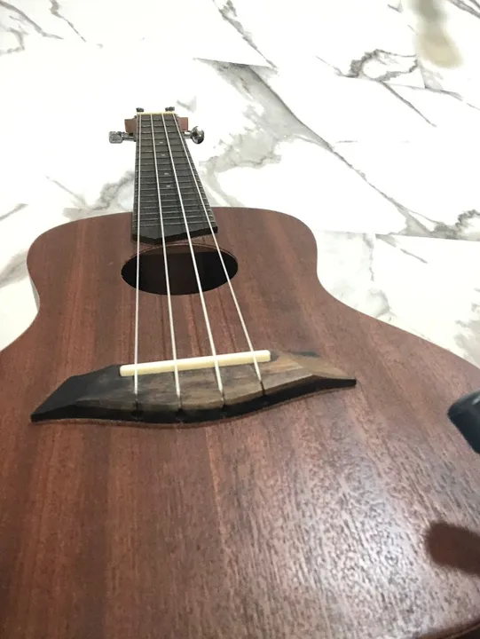 Ukulele tagima concert usado apenas poucas vezes.