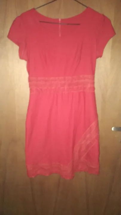 Vestido Vermelho com Detalhes em Renda lindo