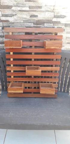   horta vertical de madeira para parede - Foto 6