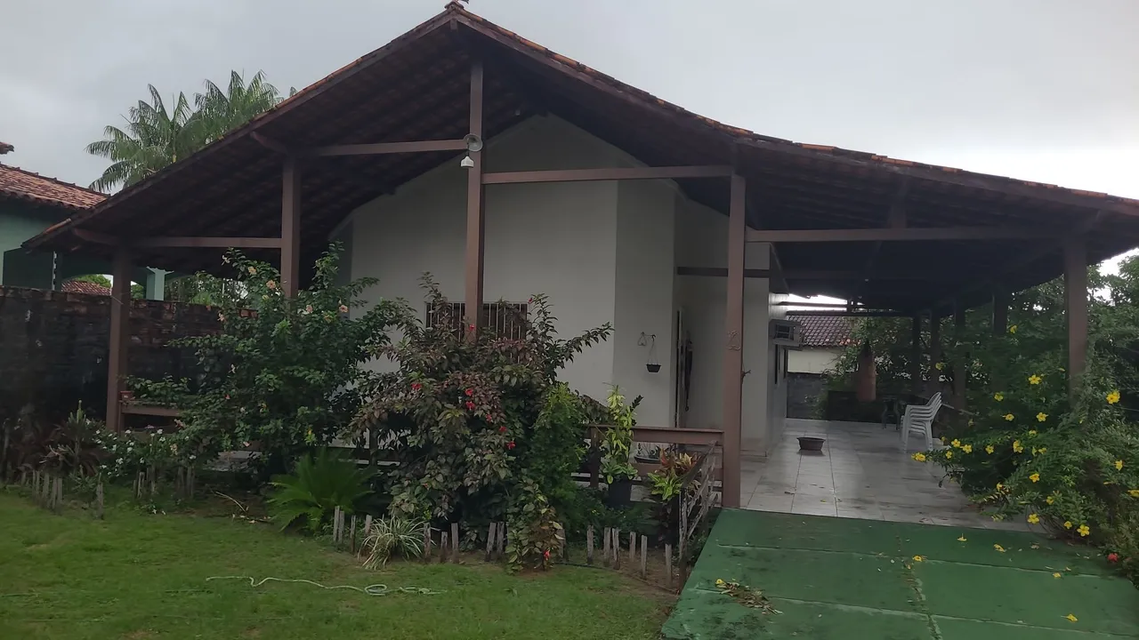 Alugo casa com varanda em salinas.