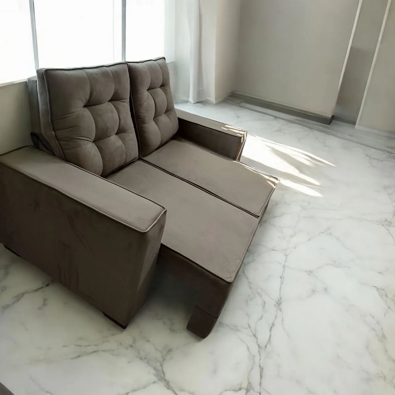 Sofá retrátil e reclinável em Suede - Foto 2