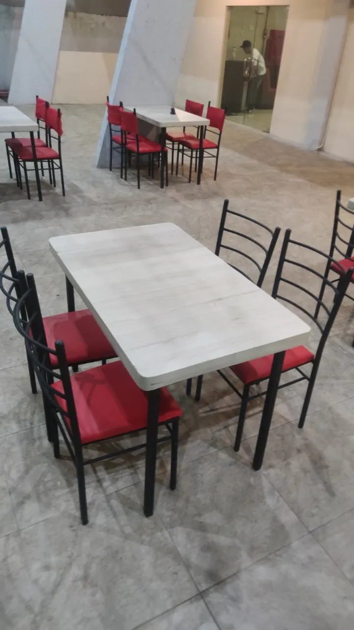 conjunto de mesa com 4 cadeiras para restaurante