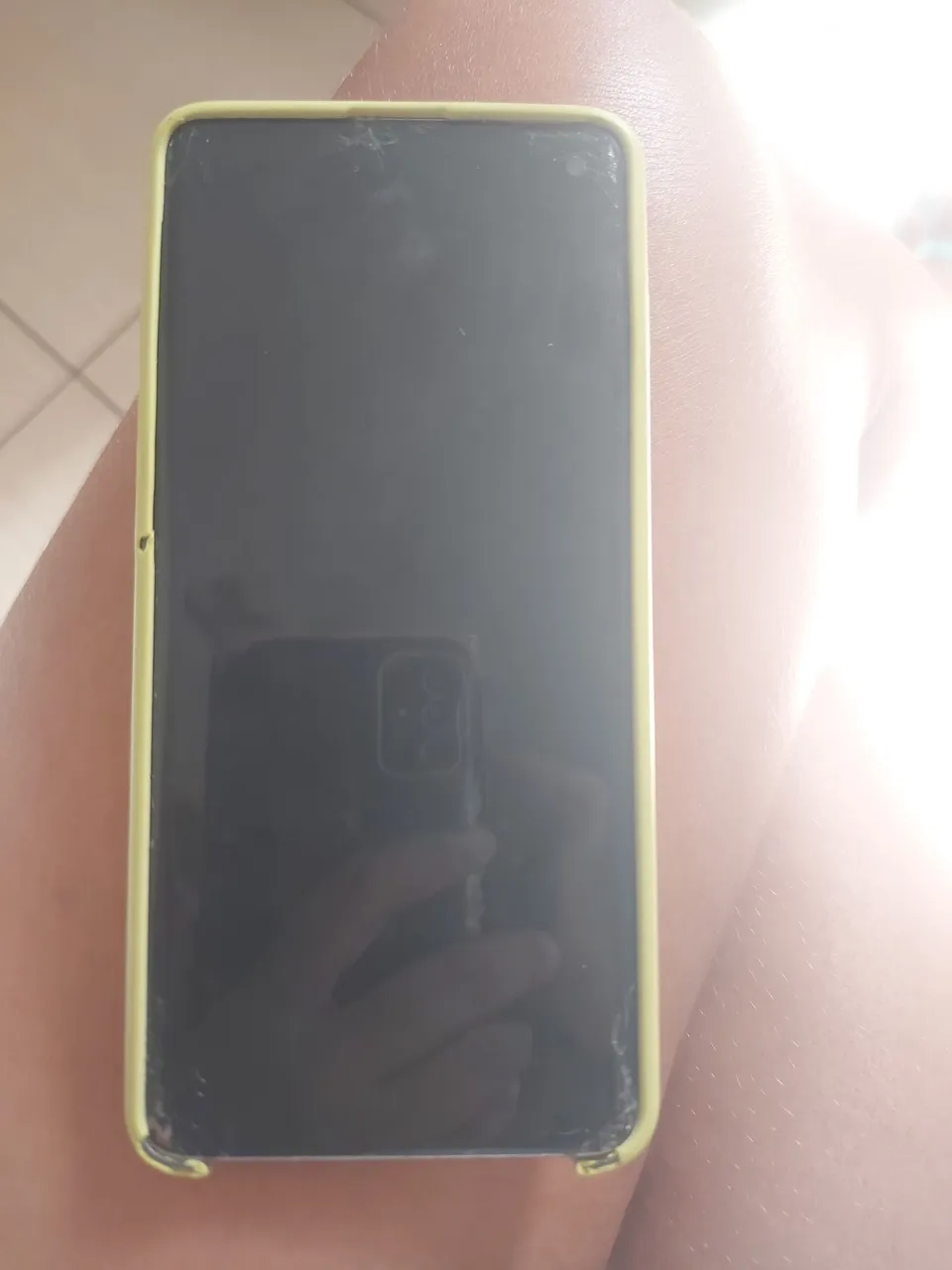 Apenas com essa mancha escura na tela e um trinco