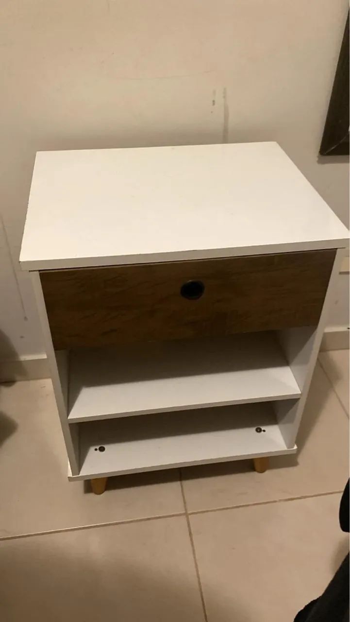 Mesa de cabeceira com gaveta e prateleiras
