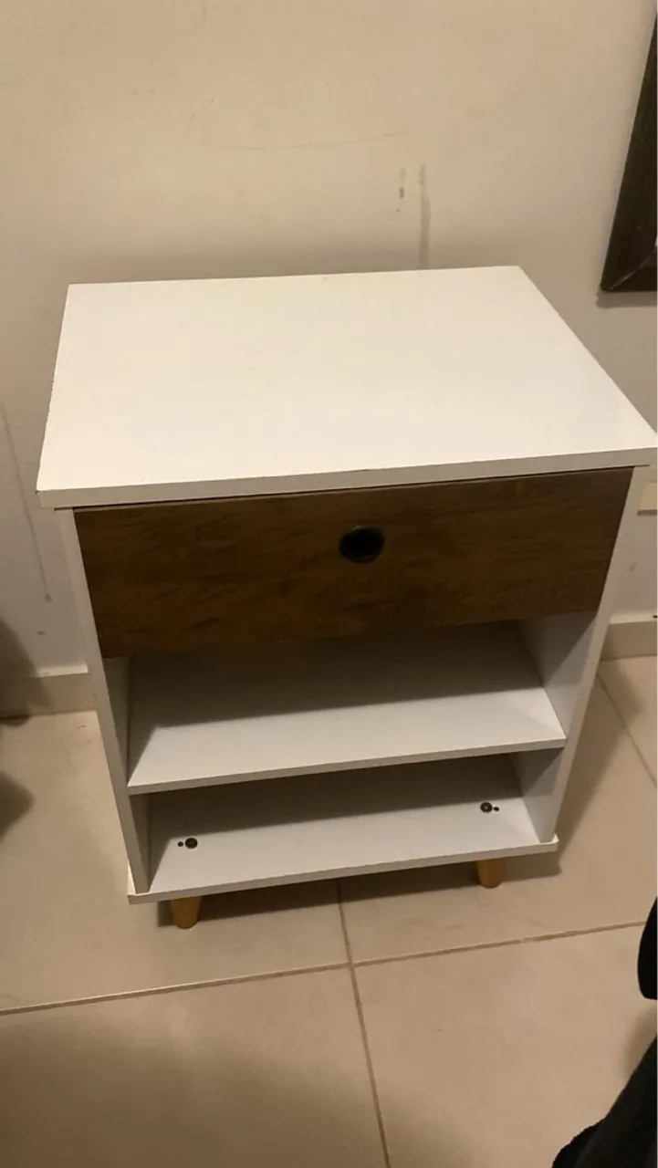 Mesa de cabeceira com gaveta e prateleiras