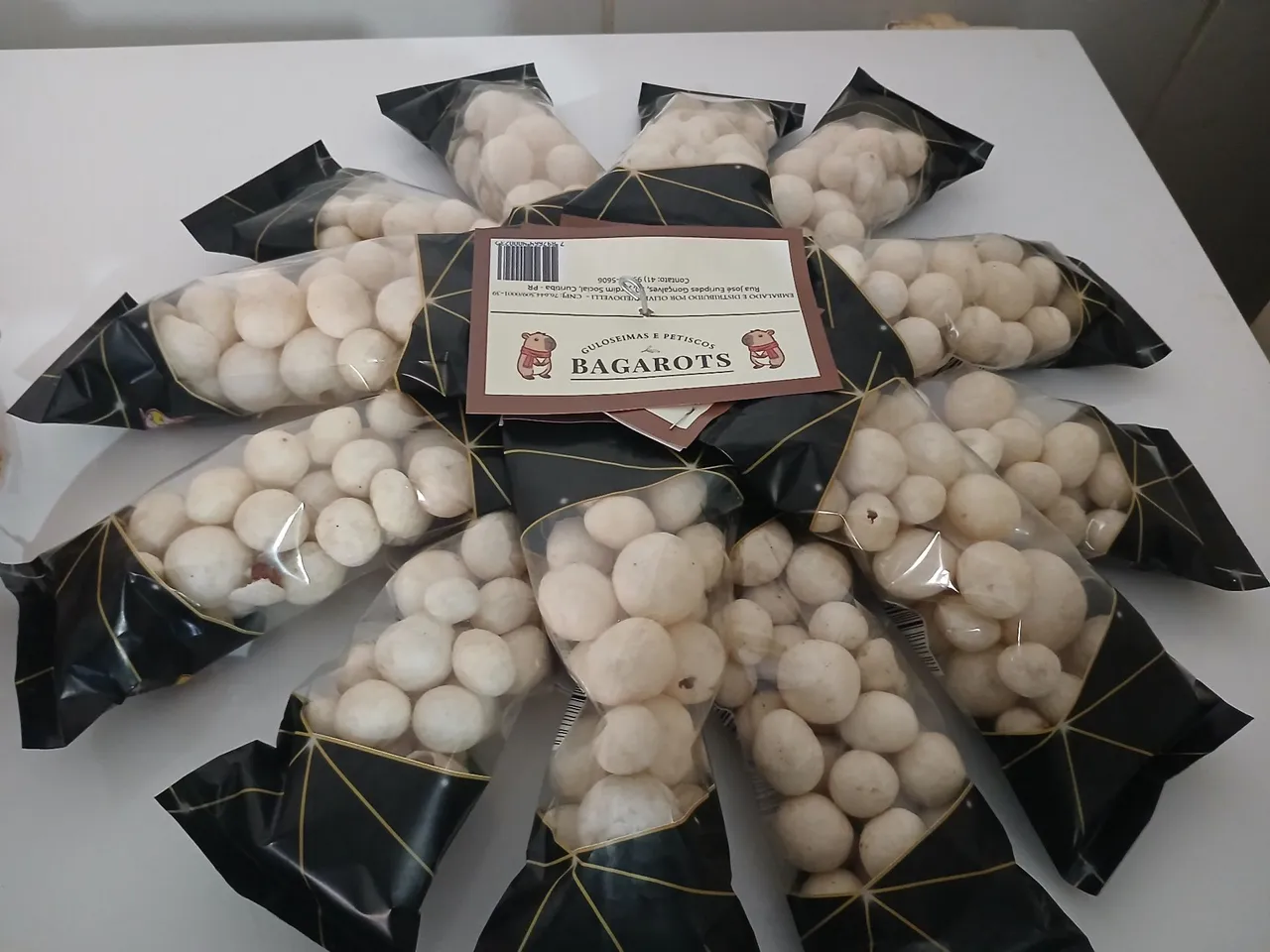 Amendoins artesanais na bandeja