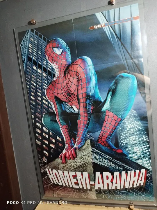 Poster Homem-Aranha emoldurado em vidro
