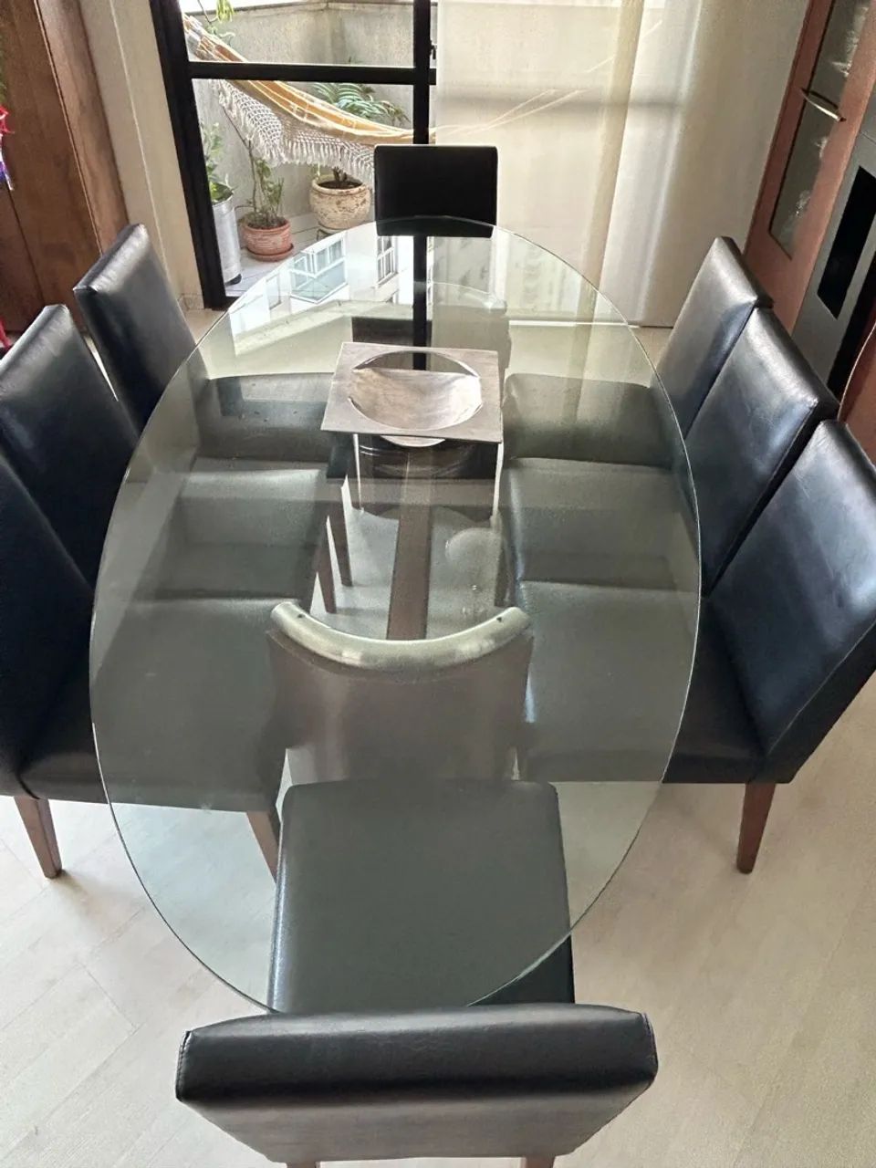 Linda mesa de jantar em madeira maciça com tampo de vidro - Foto 2