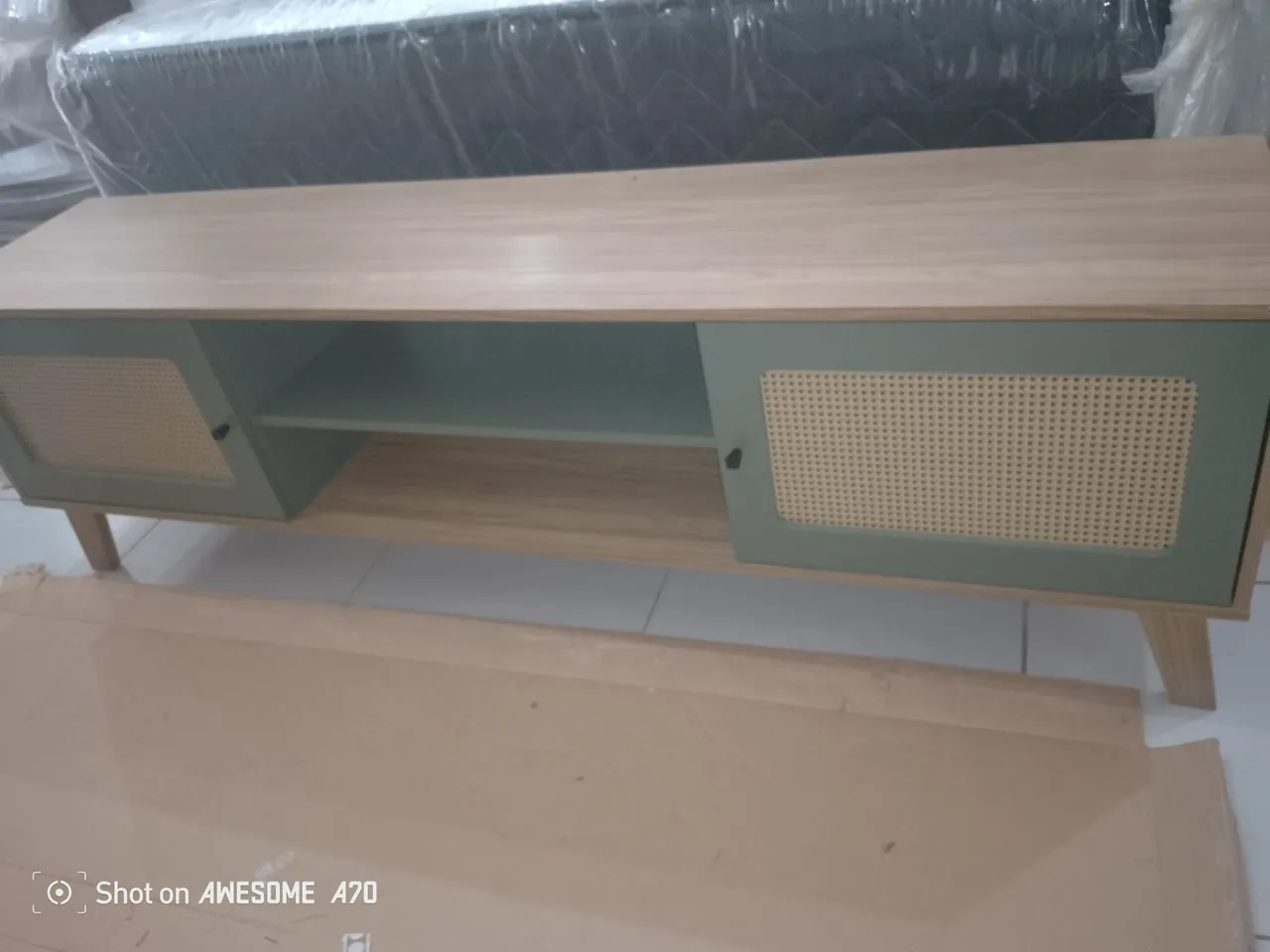 Rack 75p moderno com detalhes em palha e design elegante entrega e montagem grátis