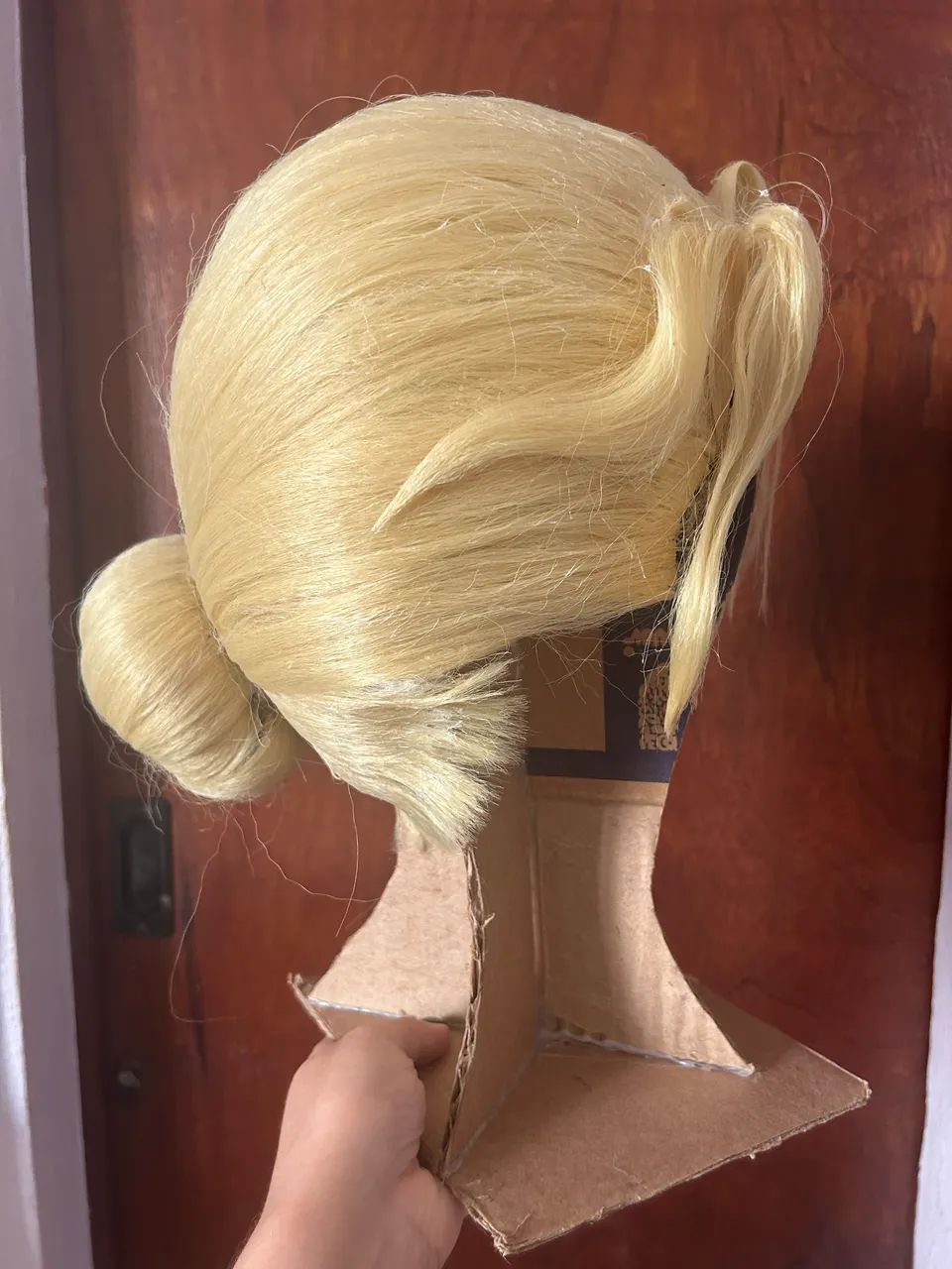 Peruca Loira com Coque