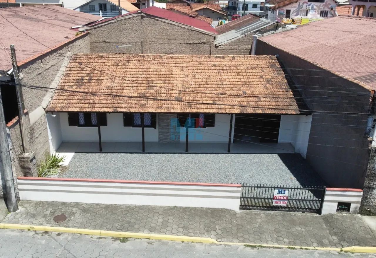CASA A VENDA - CENTRO DE BALNEÁRIO BARRA DO SUL - 240 METROS DO MAR