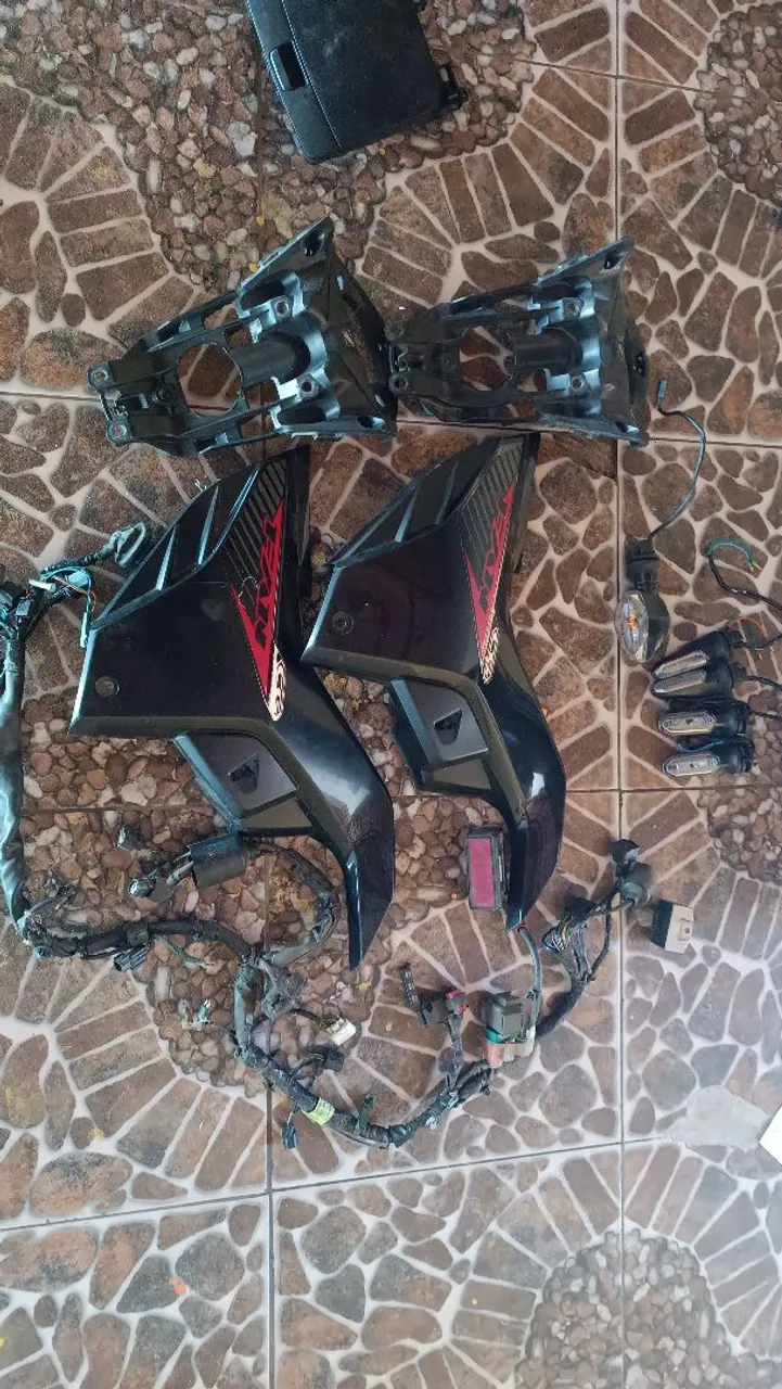 Peças de carenagem e elétrica de moto