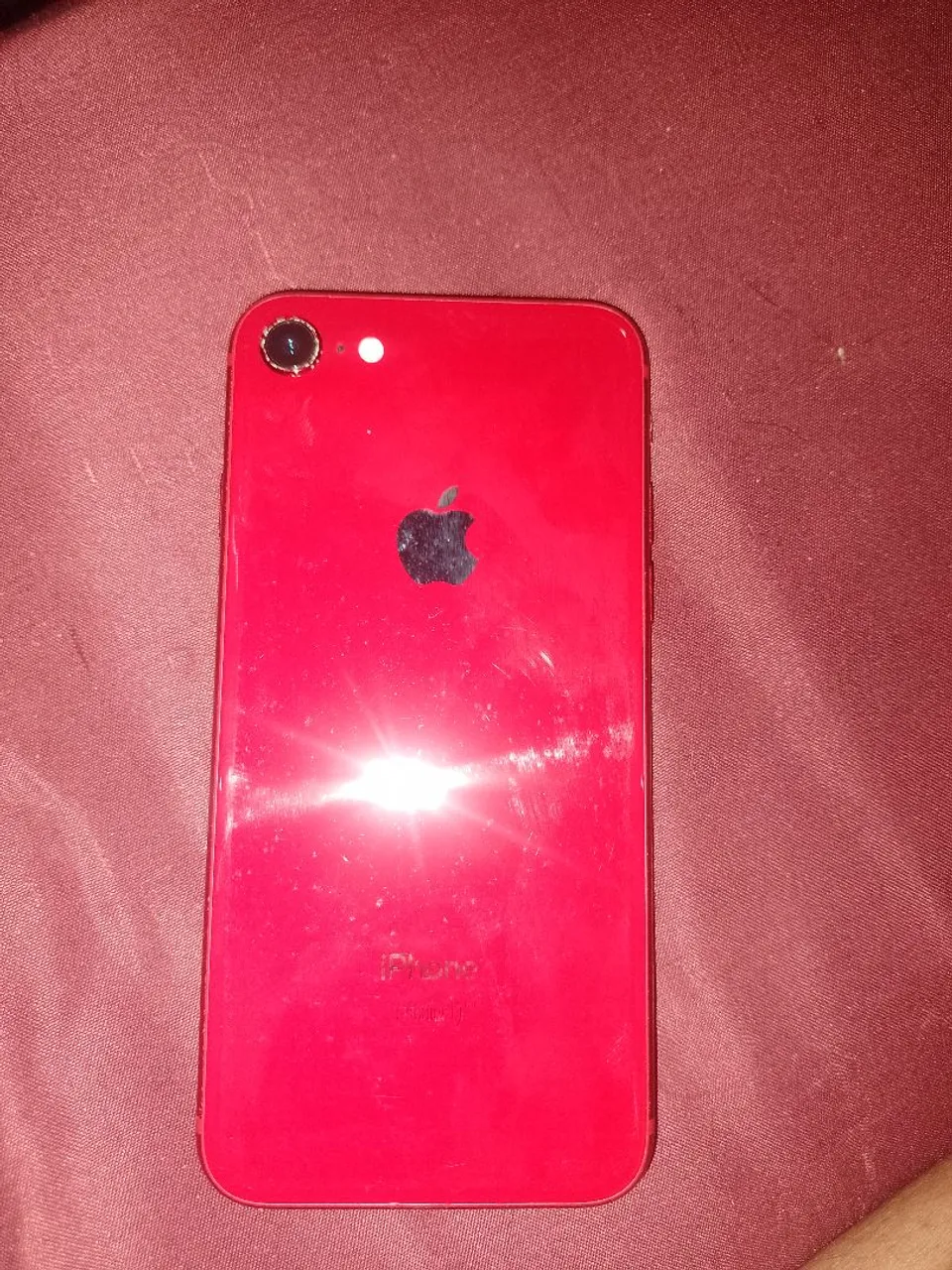 vendo iPhone 8 normal na cor vermelha