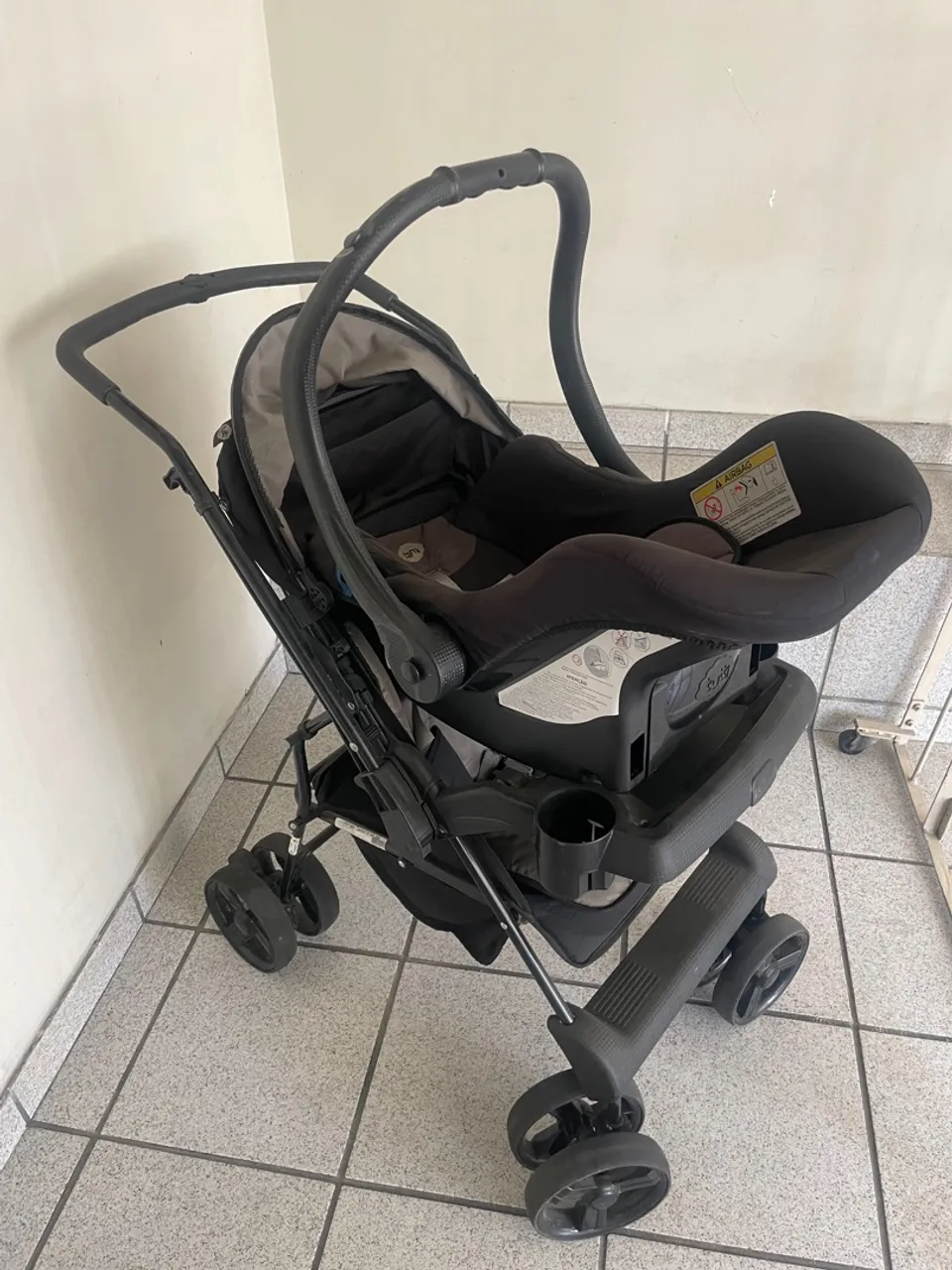 Carrinho de Bebê com Bebê Conforto