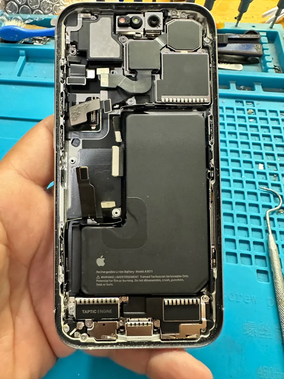 Carcaça iPhone 15 pró com todos os periféricos.