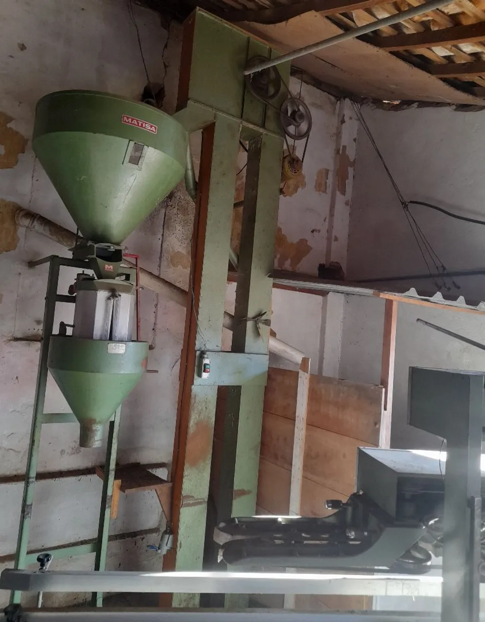 Vendo balança ensacadeira matisa de 1 a5kgs e elevador de canecas 4.5 metros altura