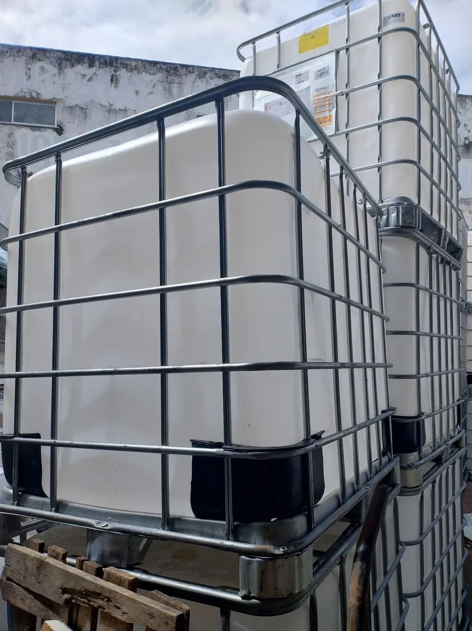 Vendo container IBC plástico de 1000 Litros seminovos. 