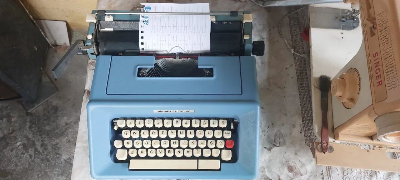 Máquina de escrever Olivetti Studio 46