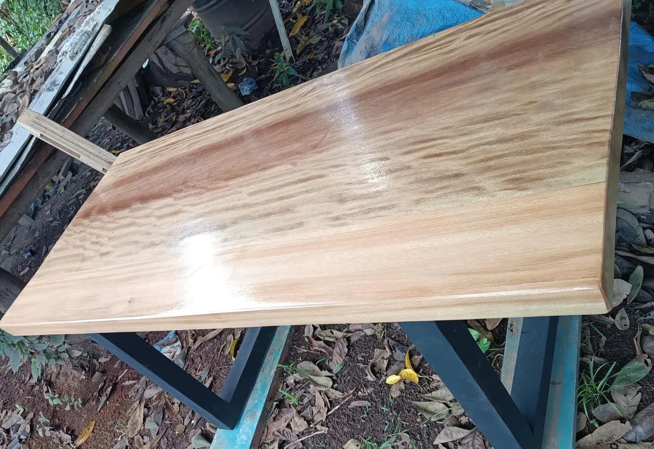 Mesa de madeira com estrutura em ferro - Foto 2