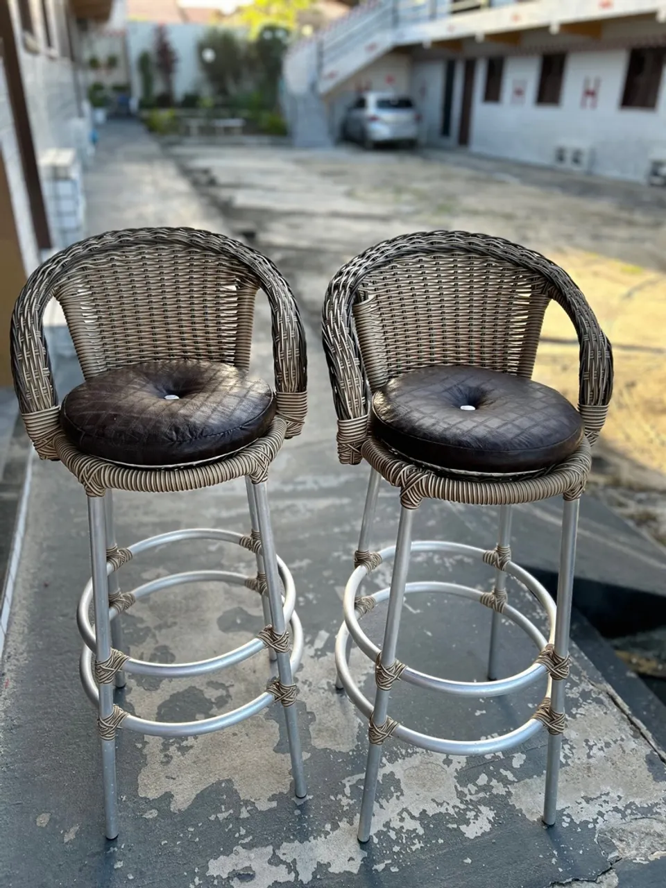 Banquetas de alumínio com fibra o par