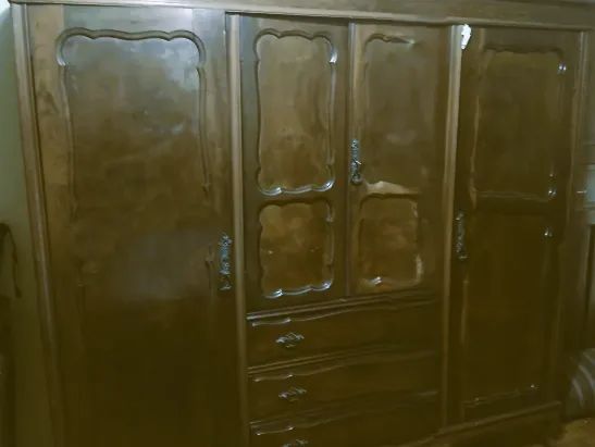 Moveis de quarto antigos. Cama, guarda-roupas