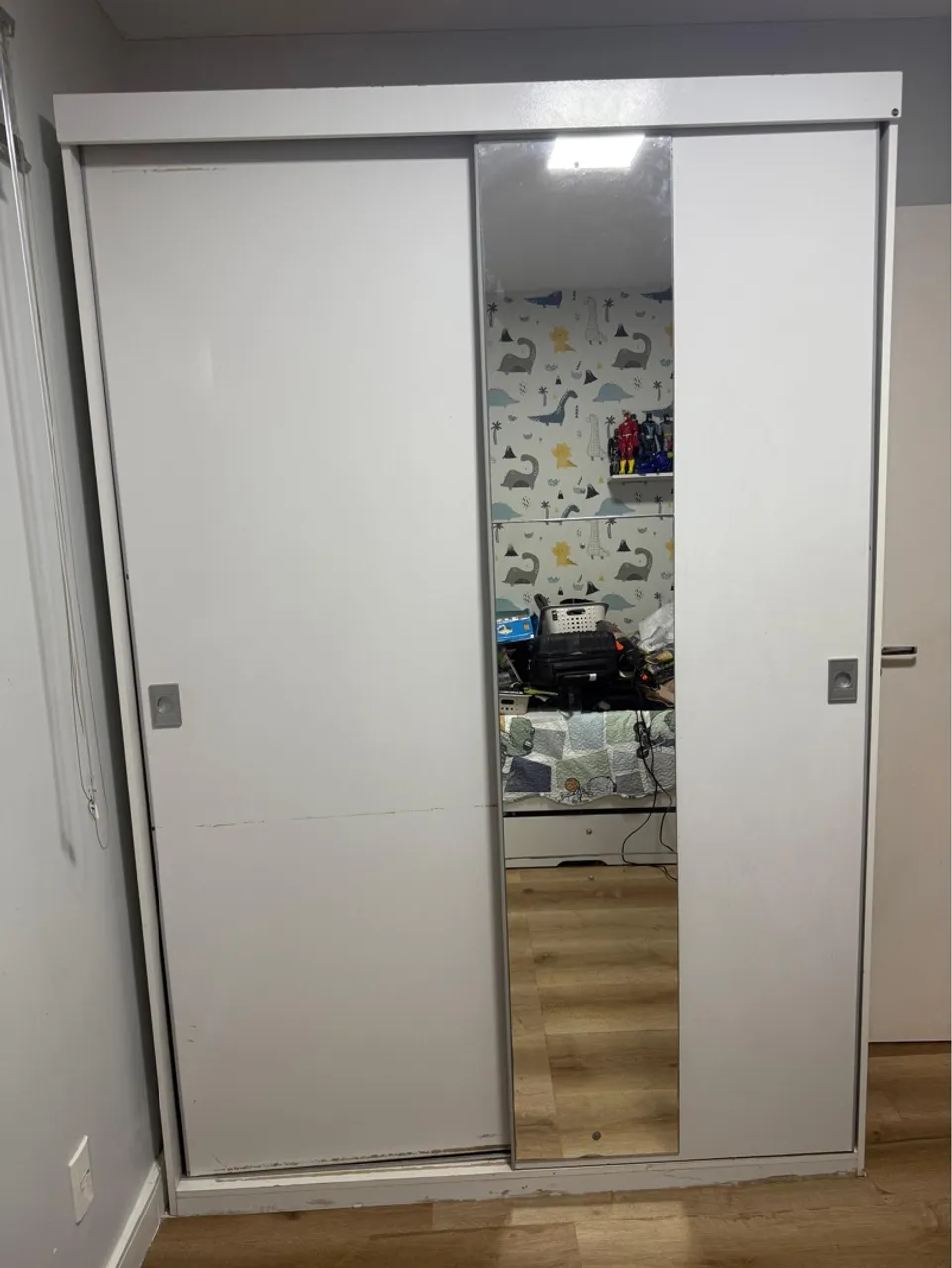 Guarda-roupa infantil com espelho