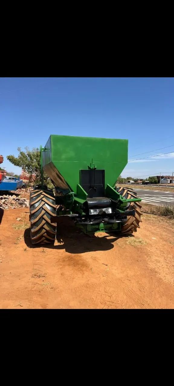Distribuidor de calcário 14000 kg