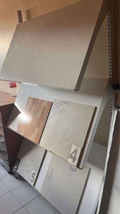 Expositor de cerâmica de parede