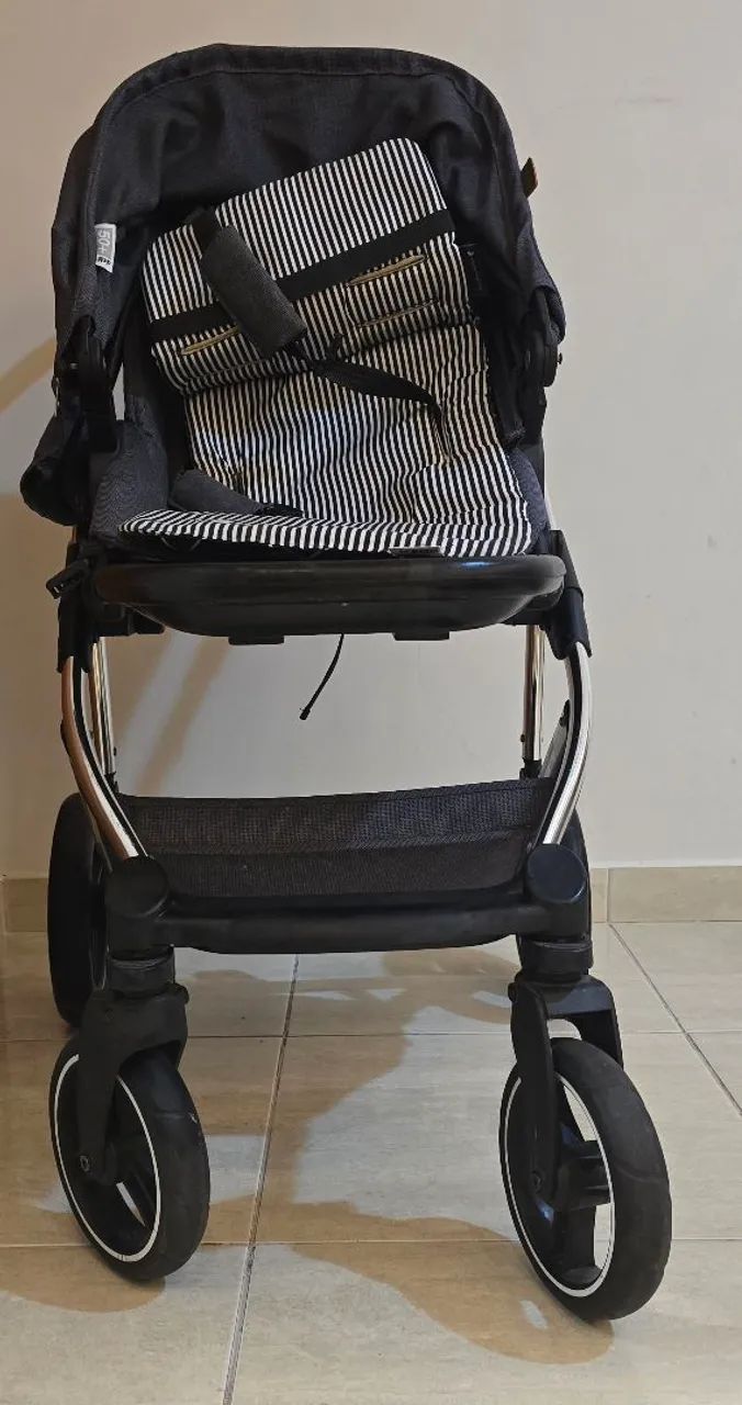 Carrinho de bebê moderno e prático