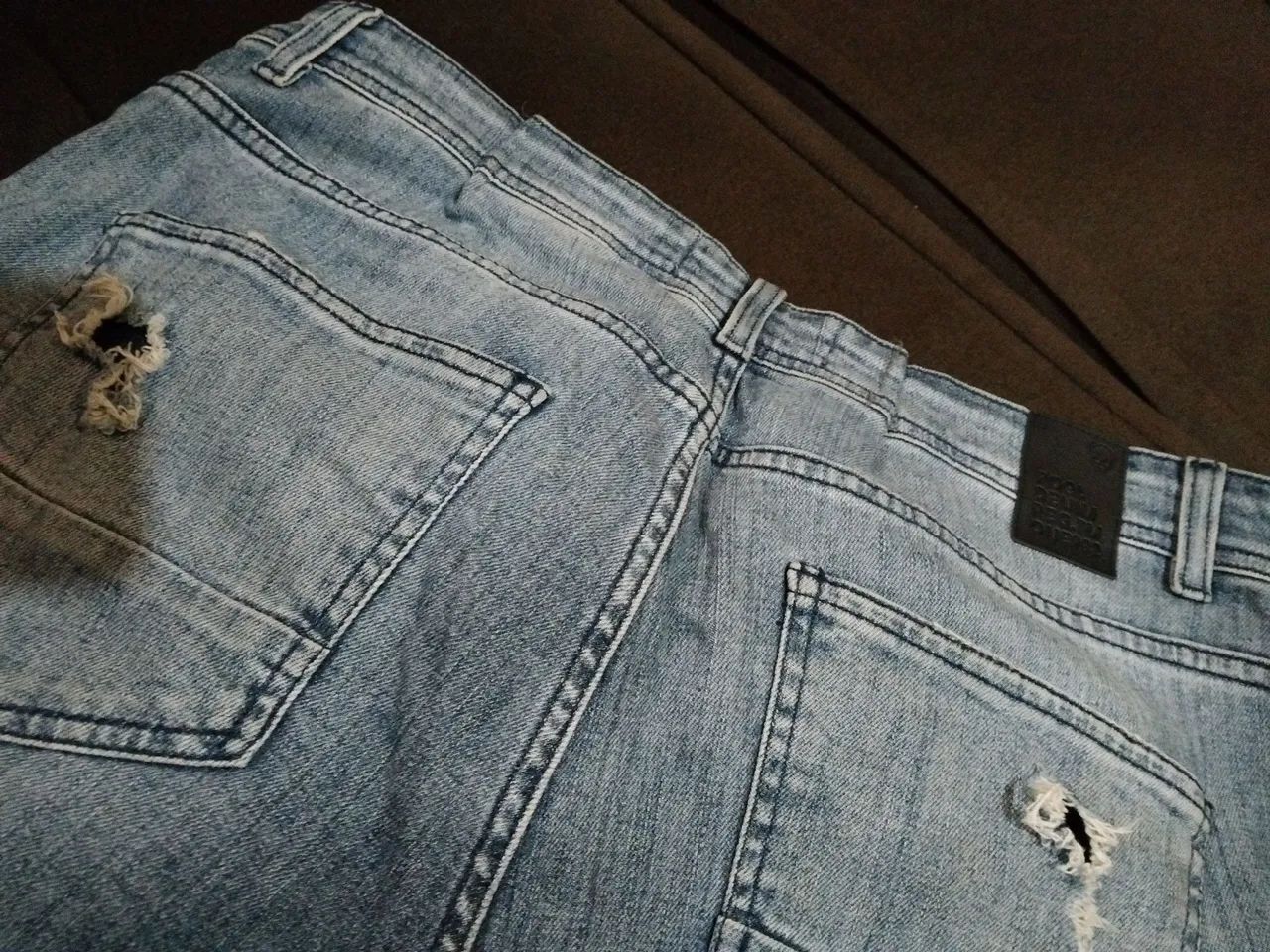 Calça Jeans Destroyed com Detalhe Lateral - Foto 4