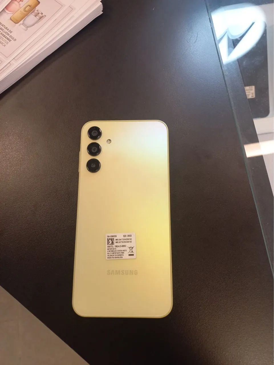 Aparelho smartphone e caixa Alexia