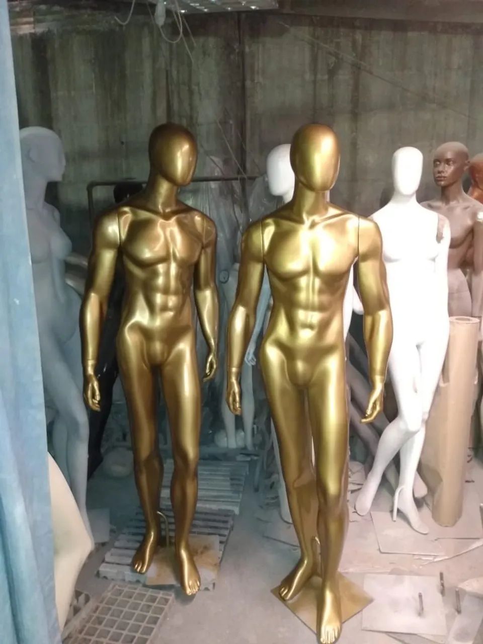 Manequim masculino dourado  - Foto 3