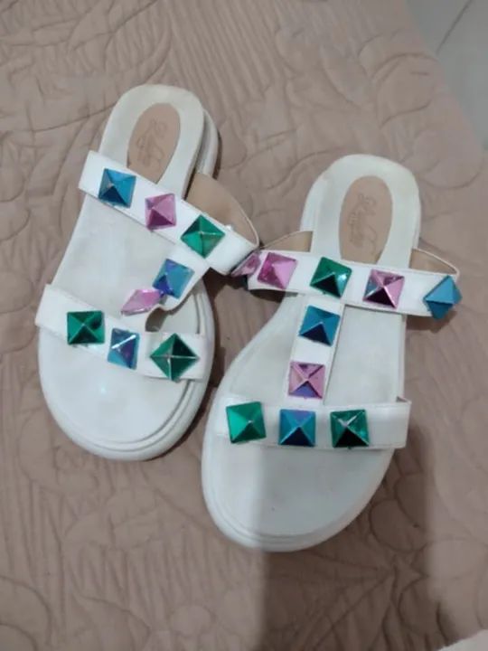Sandálias femininas branca com pedrarias n37  - Foto 3