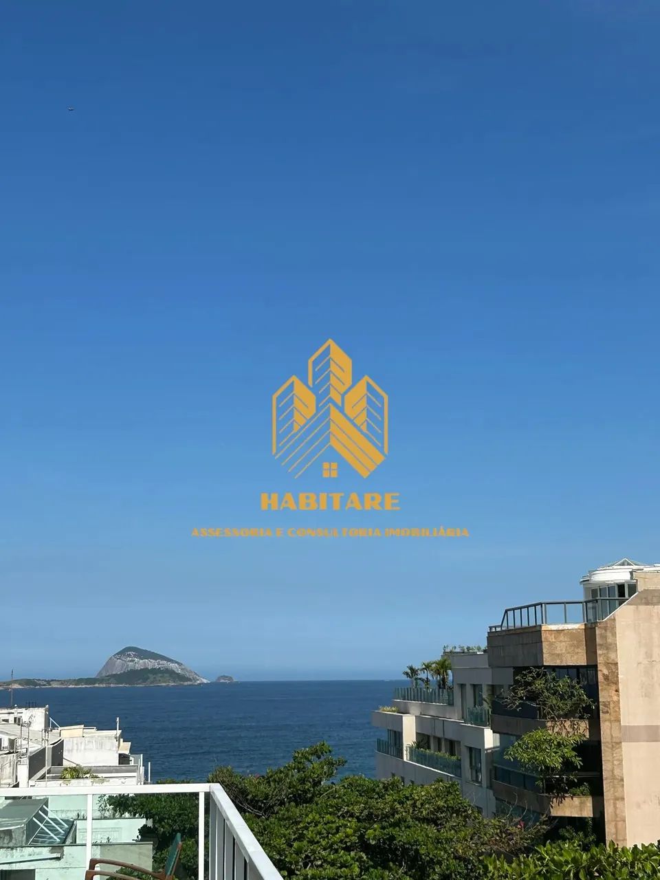Quadra da PRAIA, 2 QUARTOS REFORMADO! Vista lateral MAR e DOIS IRMÃOS