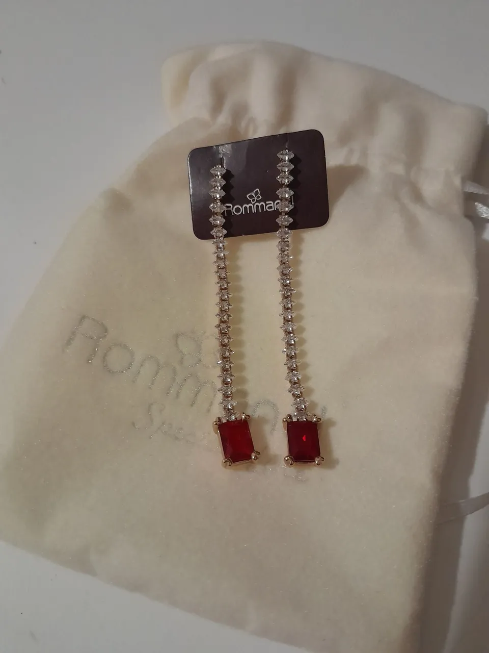 Brinco Rommanel Banhado Ouro 18k Palito Cristal Vermelho e Zircônias
